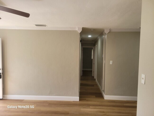 Building Photo - FOR RENT!!! SIMPLY STUNNING  3 BEDROOM 2 B...
