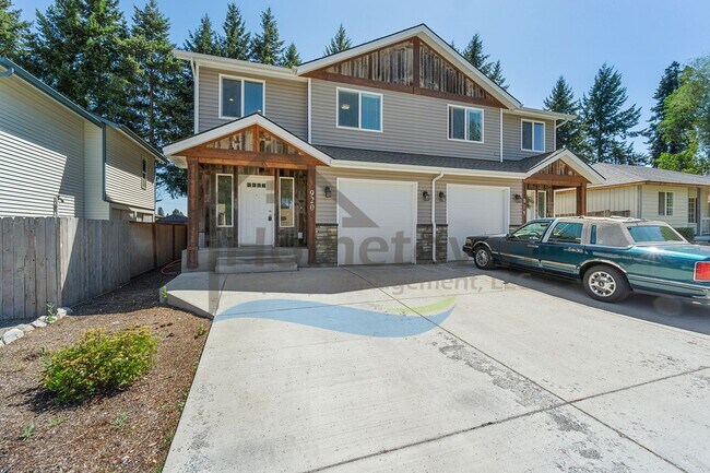 Building Photo - 3 Bedroom 3 Bathroom Home with Attached Ga...