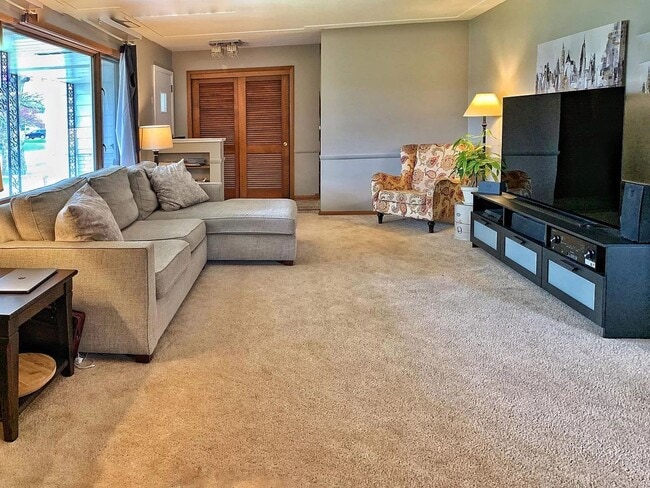 Building Photo - 6233 Parnell Ave