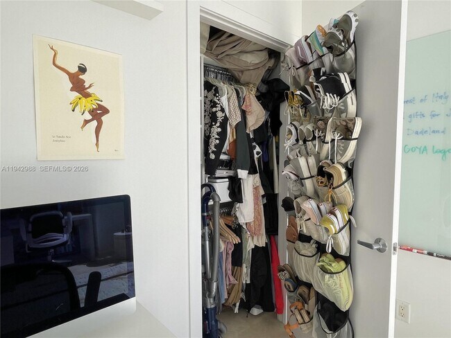 Building Photo - 1060 Brickell Ave