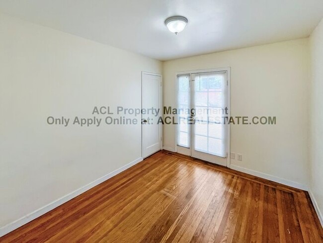 Building Photo - Charming 3-Bedroom Home with Lush Backyard...