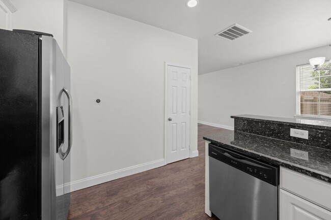Building Photo - Charming Summerville Rental
