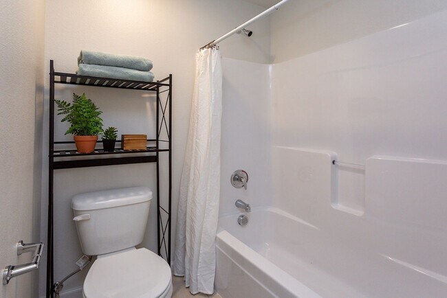 Building Photo - 3 Bedroom Homes for rent in Pleasant HIll, IA