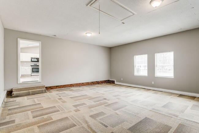 Building Photo - SW Large Updated Home, Bonus Room, FP, Fro...