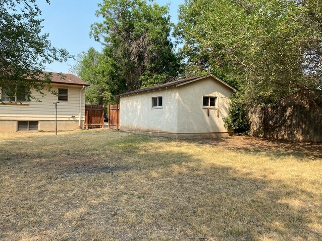 Building Photo - STUDENTS WELCOME! Ranch Home w/ Finished Basement, Fenced Yard and Two Kitchens