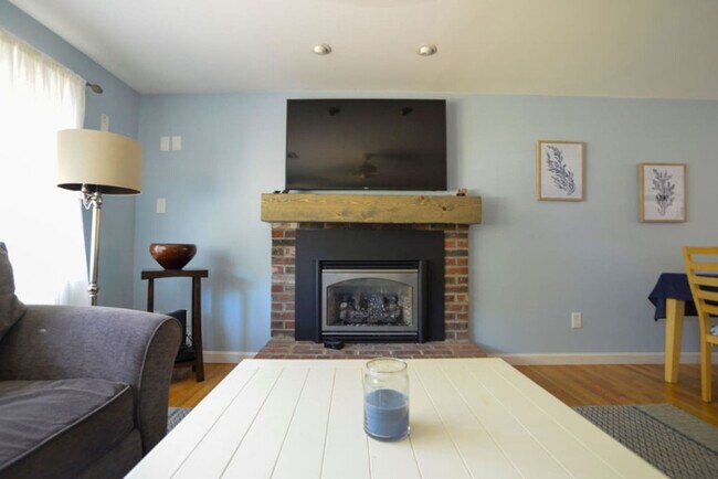 Building Photo - 13 S Village Dr