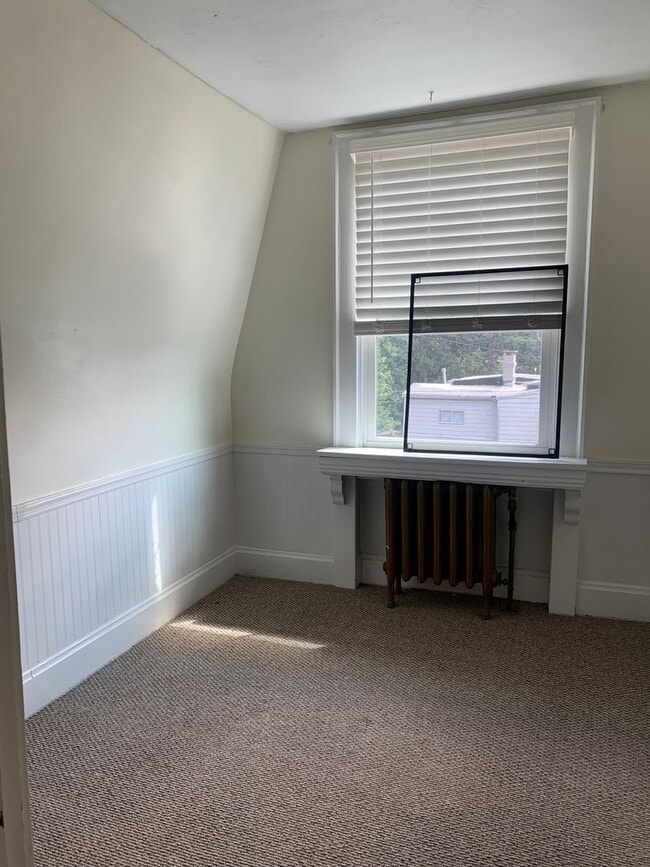 Building Photo - 3 Bedroom Single Family Home with Garage in Mount Washington!