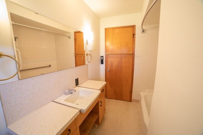 Building Photo - Large One Level Oregon City Home