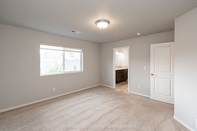Building Photo - Beautiful 4 Bedroom Home in SE Bend with putting green!
