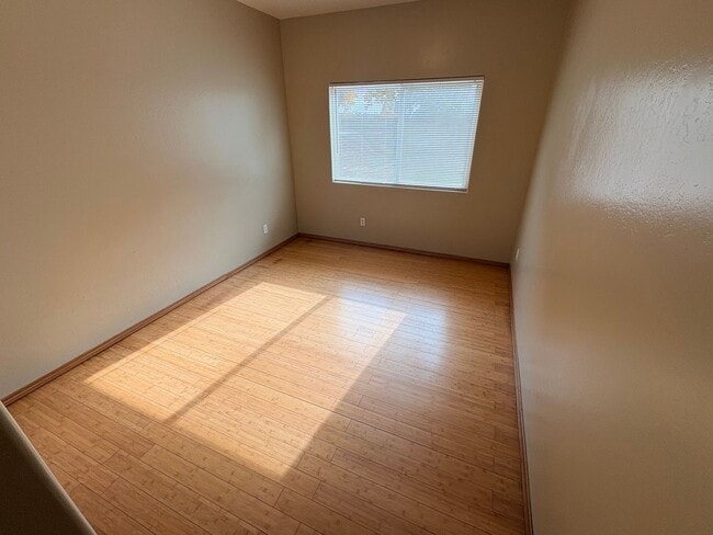 Building Photo - Lovely 5 Bedroom Home