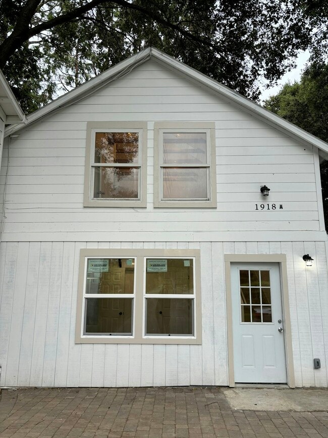 Building Photo - 1918 Menalto Ave