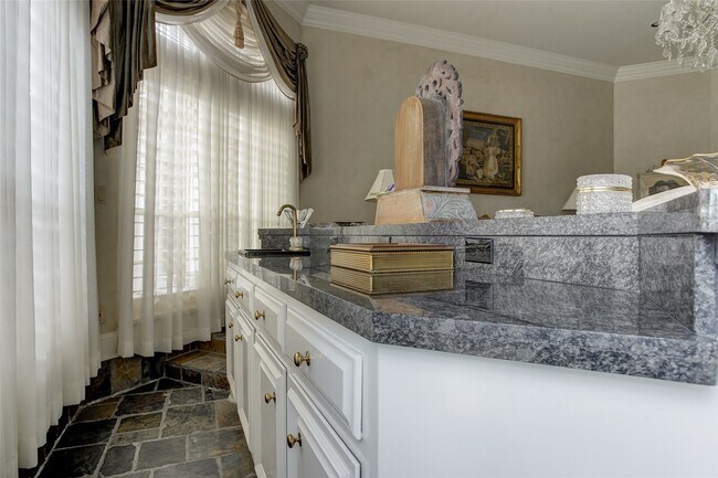 Building Photo - 13703 Lakeshore Way Cove