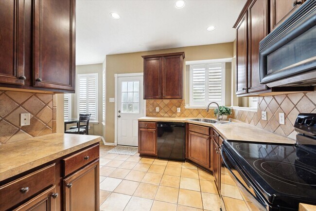 Building Photo - 11215 Royce Palms Dr