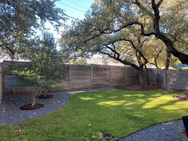 Building Photo - 6800 Menchaca Rd