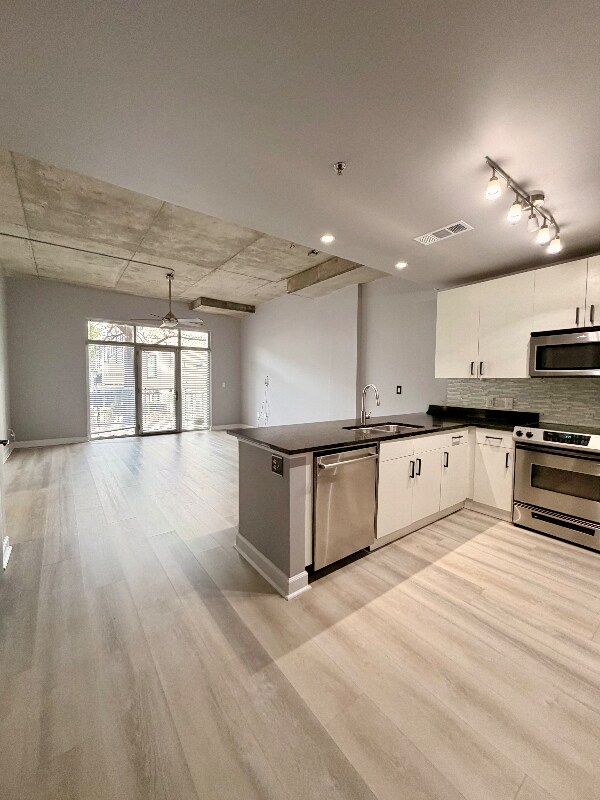 Building Photo - 711 Cosmopolitan Dr NE