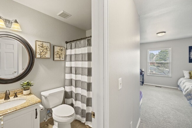 Building Photo - Spacious 6-Bedroom Broadmoor Rental with M...
