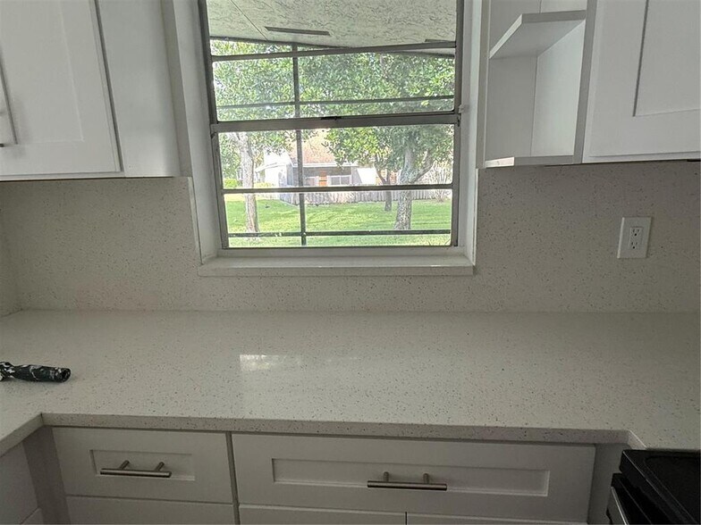 Building Photo - 15749 Woodgate Ct