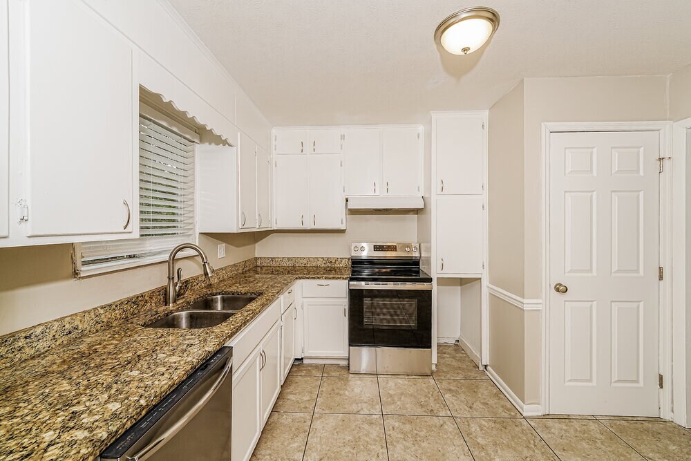 Building Photo - 724 Country View Dr NE