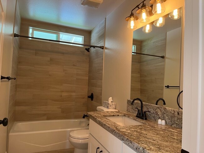 Building Photo - 16-2063-2063 Pearl Dr