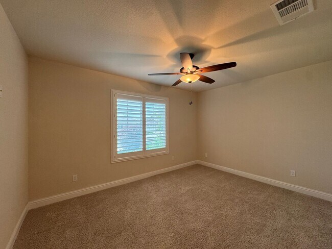 Building Photo - 493 Crescent Ln