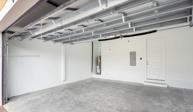 Building Photo - 1405 N Dixie Hwy