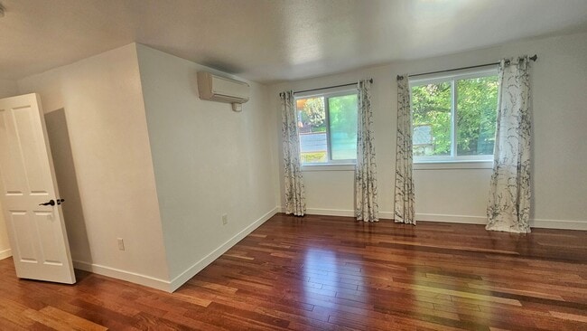 Building Photo - Spacious 4 Bed 3 Bath Home in Sought After...