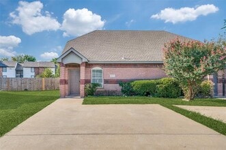 Building Photo - 325 Queens Ct S