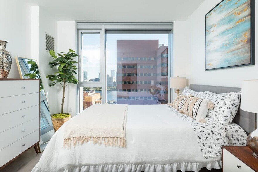 Building Photo - 56 Beach St