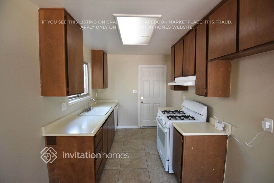 Building Photo - 6165 Carl Sandburg Cir
