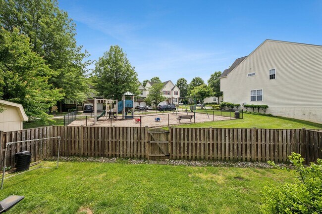 Building Photo - Stunning single-family home filled with th...