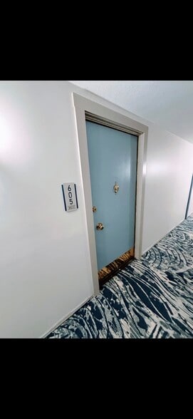 Building Photo - 1 Key Capri