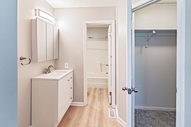 Building Photo - 2 bedroom, 2.5 bath end unit townhome in Newark