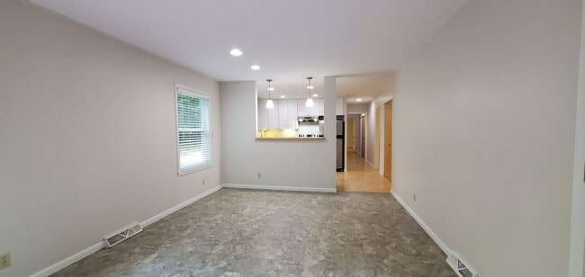 Building Photo - 4 Bedroom Parsonage Property 1 Mile to Fra...