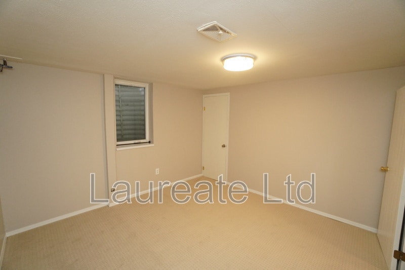 Building Photo - 2268 W Maplewood Ave