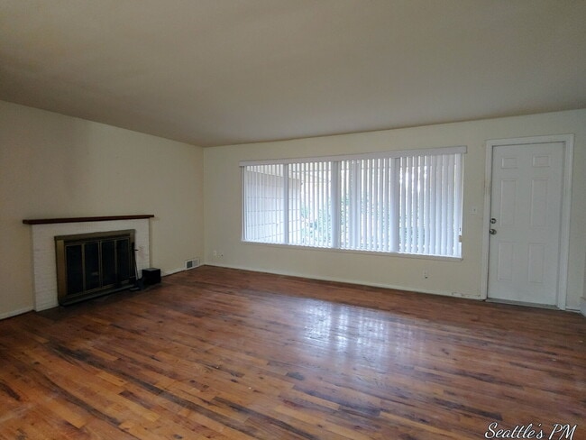 Building Photo - "Charming 2-Bed Retreat with Gleaming Hardwood Floors in Prime Seattle Location!"