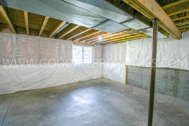 Building Photo - 3 bed 2.5 bath Single Family Home with fenced in yard in Urbandale within the Waukee School District