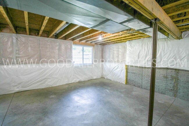 Building Photo - Single Family Home with Fenced Yard and Finished Basement within Waukee School District