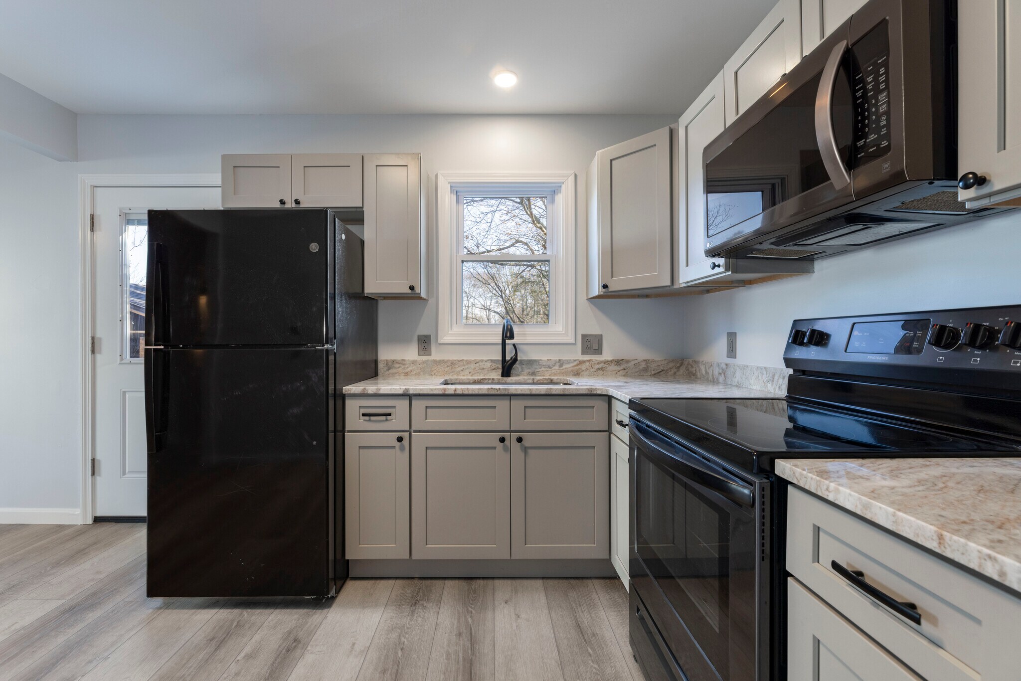 Building Photo - 5 School Ln