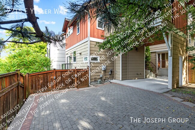 Building Photo - 2215 E Yesler Wy