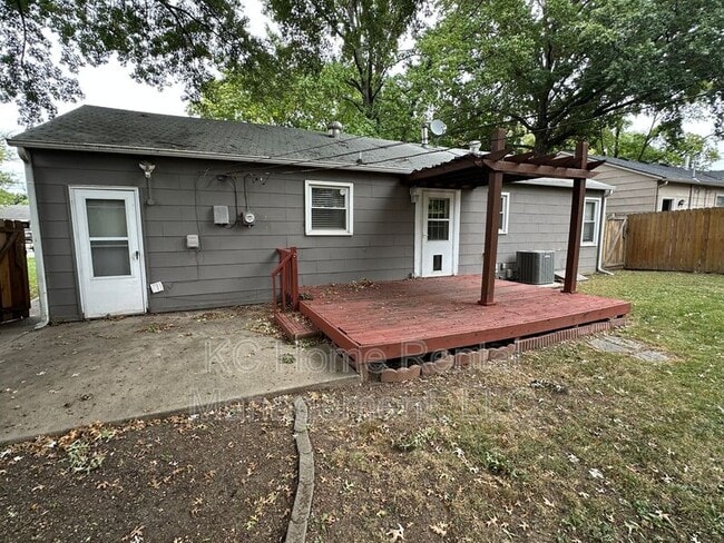 Building Photo - 619 W 85th St