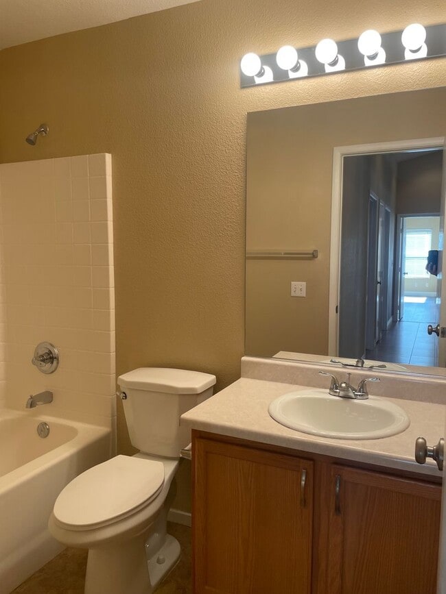 Building Photo - Great 1 story home, 3brs, 2bth, 2cg