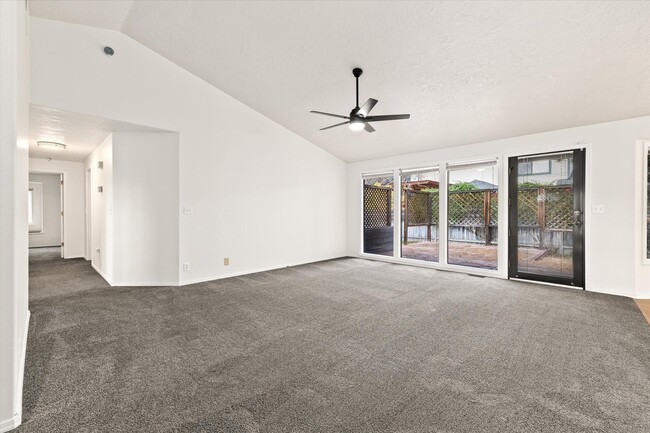Building Photo - Charming 3-Bed, 3-Bath Home in Quiet Boise...