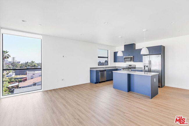 Building Photo - 747 Lillian Way