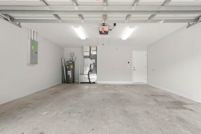 Building Photo - 884 Winchester St