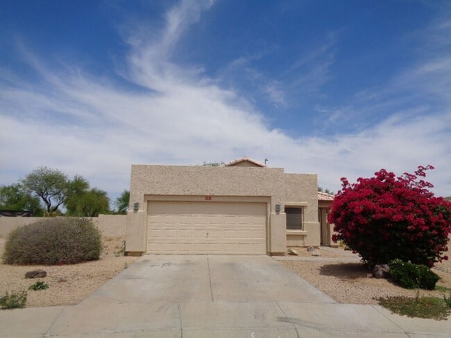 Primary Photo - Cozy 3 bedroom home in Goodyear! Large bac...