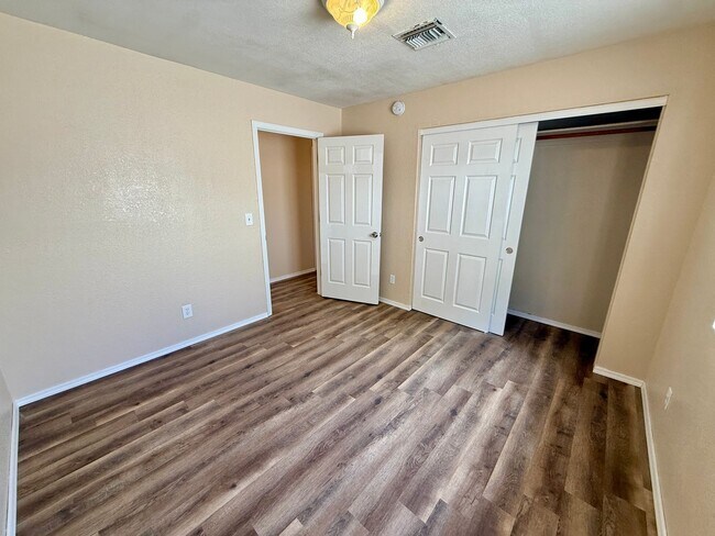 Building Photo - Cute 3 Bedroom 2 Bathroom House in Hualapa...