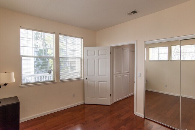 Building Photo - Light & Bright Top Floor Condo Near Apple ...