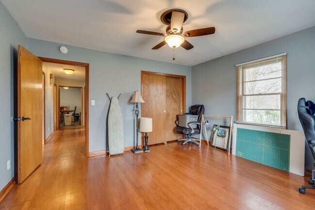 Building Photo - Charming Kingsport Home with Expansive Bas...
