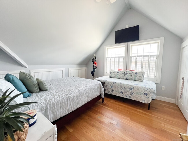 Building Photo - 712 E Broadway