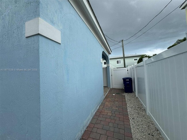 Building Photo - 1315 Royal Palm Dr